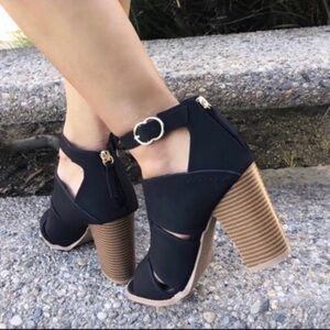Qupid Black Ankle Strap Chunky Heel Women’s Sandals✨